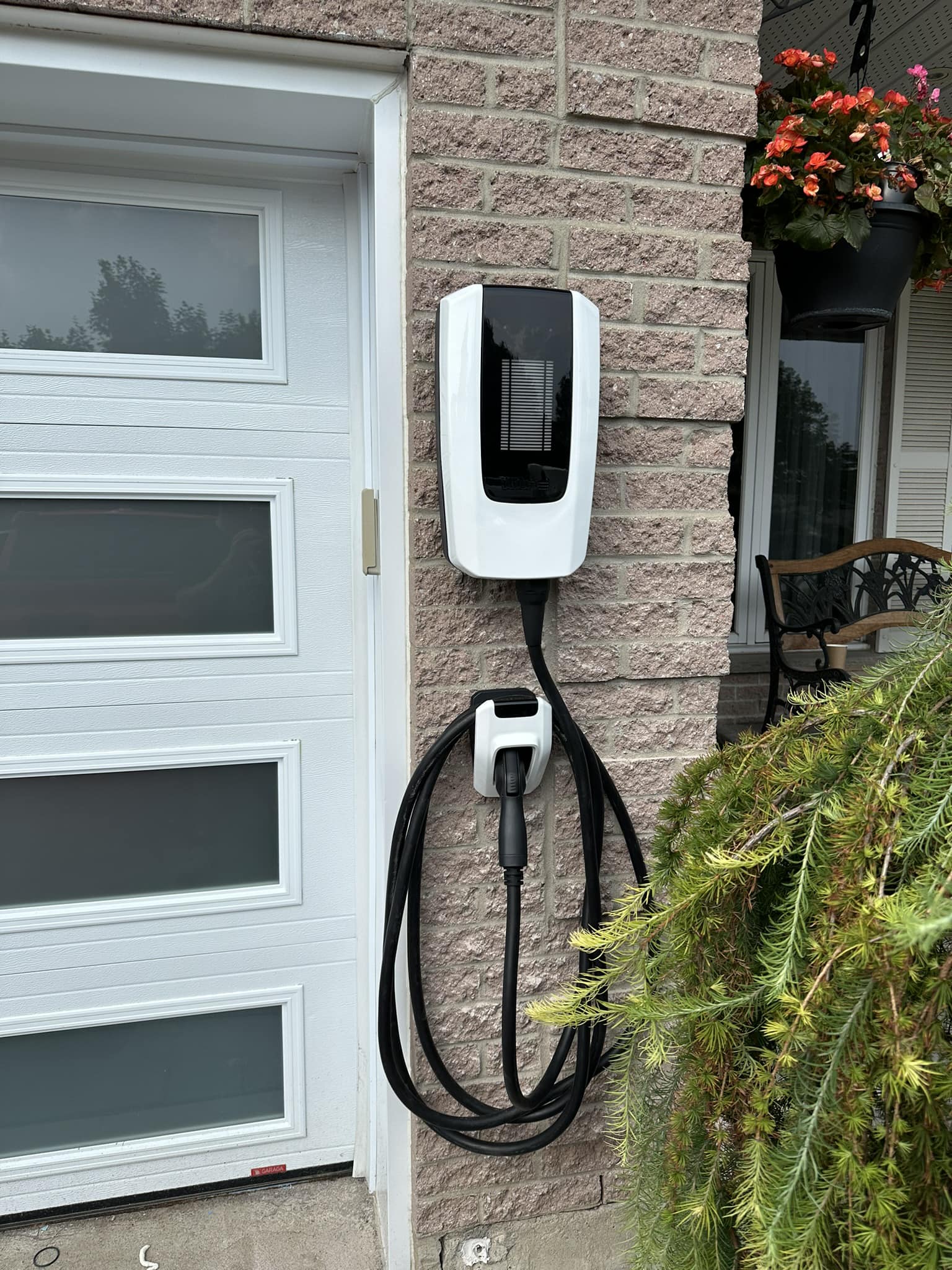 Borne FLO résidentielle installée dans un garage
