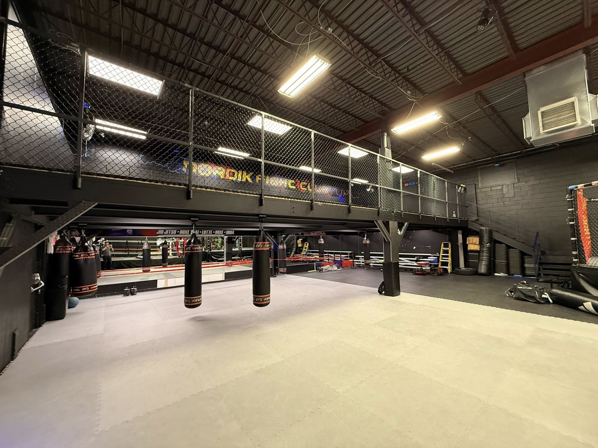 Salle de boxe Nordik Fight Club — éclairage industriel